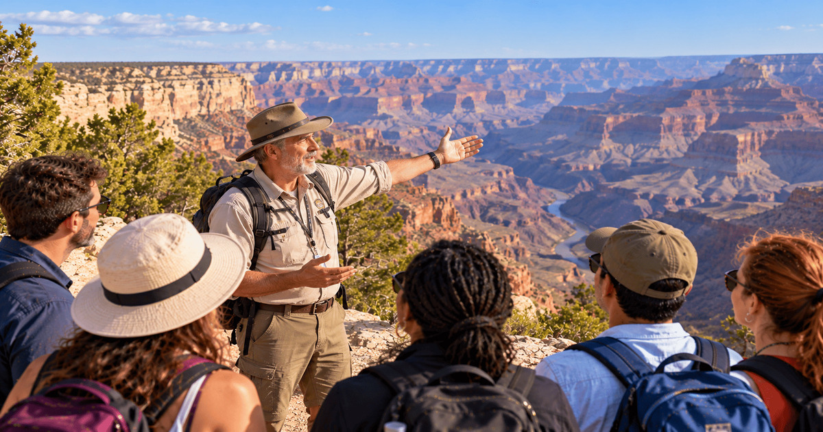 Guide touristique présentant les paysages spectaculaires du Grand Canyon à un groupe de visiteurs lors d'une excursion en plein air en Arizona.