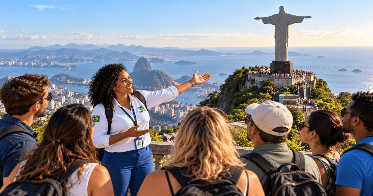 Guide touristique brésilienne présentant le célèbre Christ Rédempteur à un groupe de voyageurs depuis le sommet du Corcovado à Rio de Janeiro, avec une vue panoramique spectaculaire sur la baie de Guanabara, le Pain de Sucre et les paysages côtiers du Brésil.
