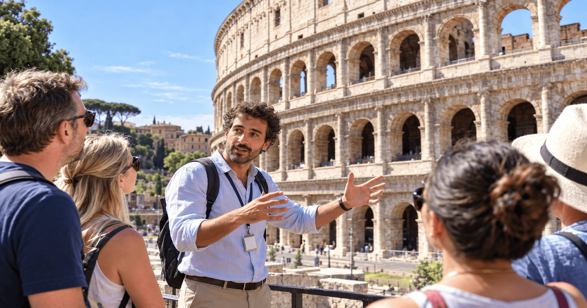 Guide touristique expliquant l'histoire du Colisée de Rome à un groupe de visiteurs devant le célèbre amphithéâtre romain en Italie.