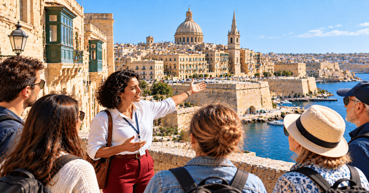 Guide touristique présentant la ville historique de La Valette à un groupe de visiteurs avec vue sur les bâtiments anciens et le port de Malte.