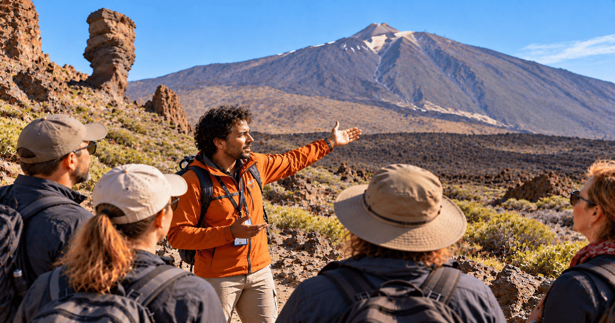 Guide touristique accompagnant un groupe de randonneurs au pied du volcan Teide à Tenerife, avec une vue spectaculaire sur le sommet volcanique, les formations rocheuses, les champs de lave et les paysages arides du parc national du Teide, aux îles Canaries.