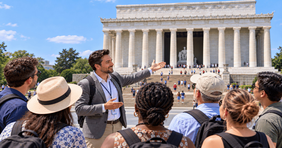 Guide touristique présentant le Lincoln Memorial et son architecture monumentale aux visiteurs lors d'une visite guidée à Washington.