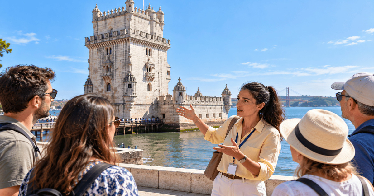 Guide touristique présentant la célèbre tour de Belém à un groupe de visiteurs au bord du Tage, à Lisbonne, au Portugal.