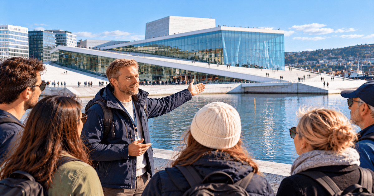 Guide touristique présentant l'Opéra d'Oslo à un groupe de visiteurs avec vue sur son architecture moderne en marbre blanc et ses grandes façades vitrées au bord du fjord en Norvège.