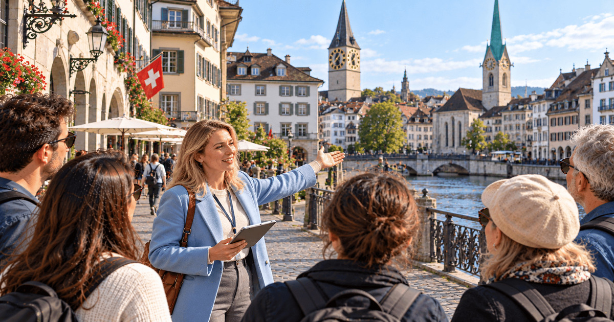 Guide touristique présentant le centre historique de Zurich à un groupe de visiteurs avec vue sur la rivière, les ponts et les églises de la ville en Suisse.