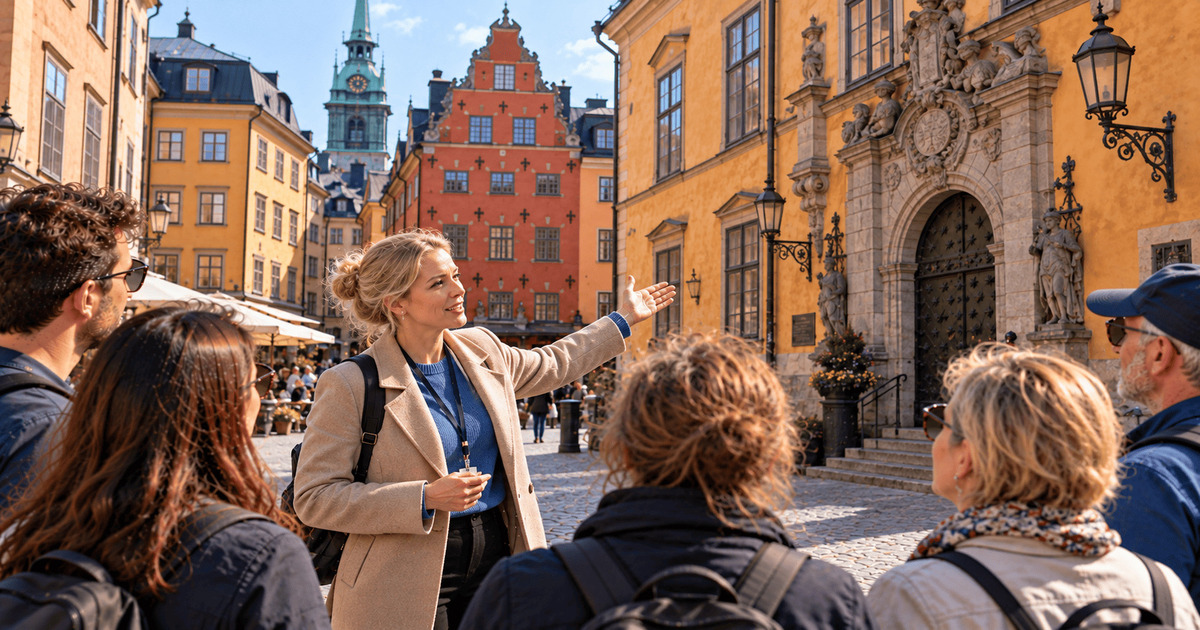 Guide touristique présentant les ruelles historiques de Gamla Stan à un groupe de visiteurs devant les bâtiments colorés et l'architecture ancienne de Stockholm en Suède.