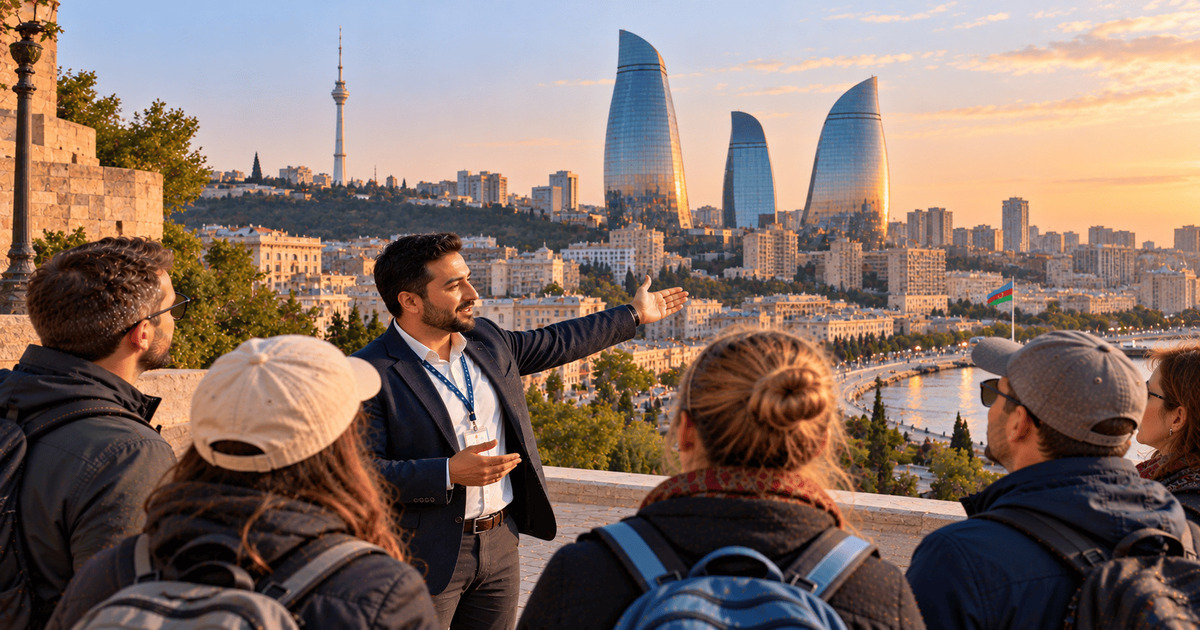 Guide touristique présentant les célèbres Flame Towers de Bakou à un groupe de visiteurs depuis un point de vue panoramique au coucher du soleil.