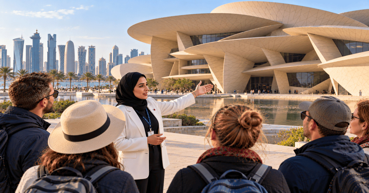 Guide touristique présentant le Musée national du Qatar à un groupe de visiteurs devant son architecture moderne à Doha.