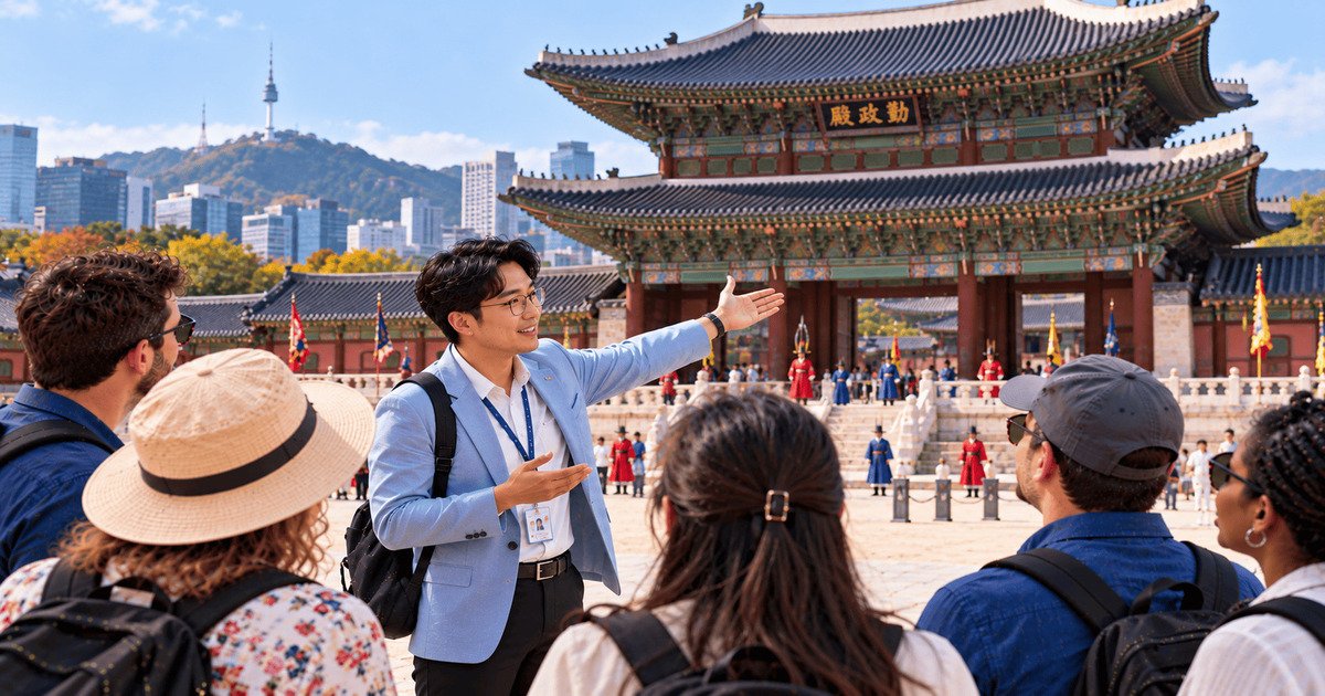 Guide touristique présentant le palais royal Gyeongbokgung à un groupe de visiteurs devant son architecture traditionnelle coréenne à Séoul.