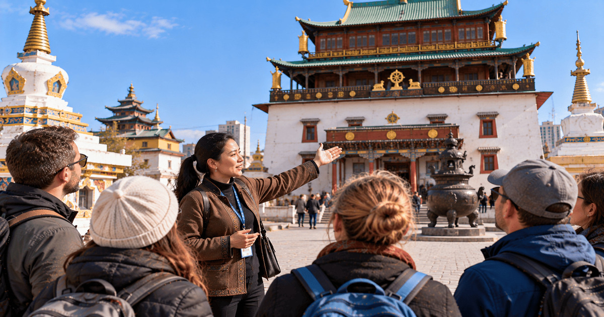 Guide touristique présentant un temple bouddhiste traditionnel mongol à un groupe de visiteurs à Oulan-Bator.