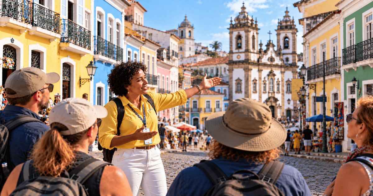 Guide touristique présentant le centre historique de Salvador de Bahia et ses maisons coloniales colorées à un groupe de visiteurs.