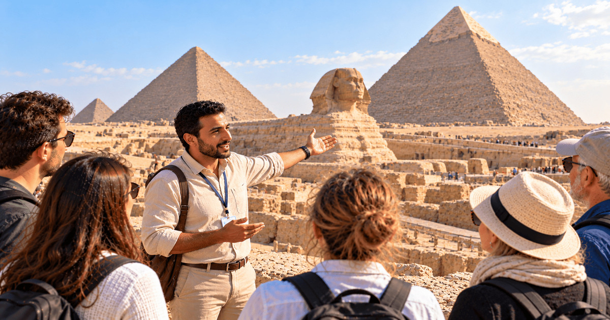 Guide touristique présentant les pyramides de Gizeh et le Grand Sphinx à un groupe de visiteurs lors d'une excursion culturelle dans le désert égyptien.