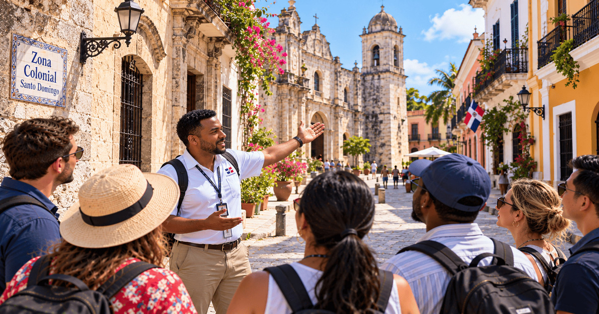 Guide touristique présentant la zone coloniale de Saint-Domingue à un groupe de visiteurs dans une rue historique bordée de bâtiments coloniaux et d'une architecture espagnole traditionnelle.