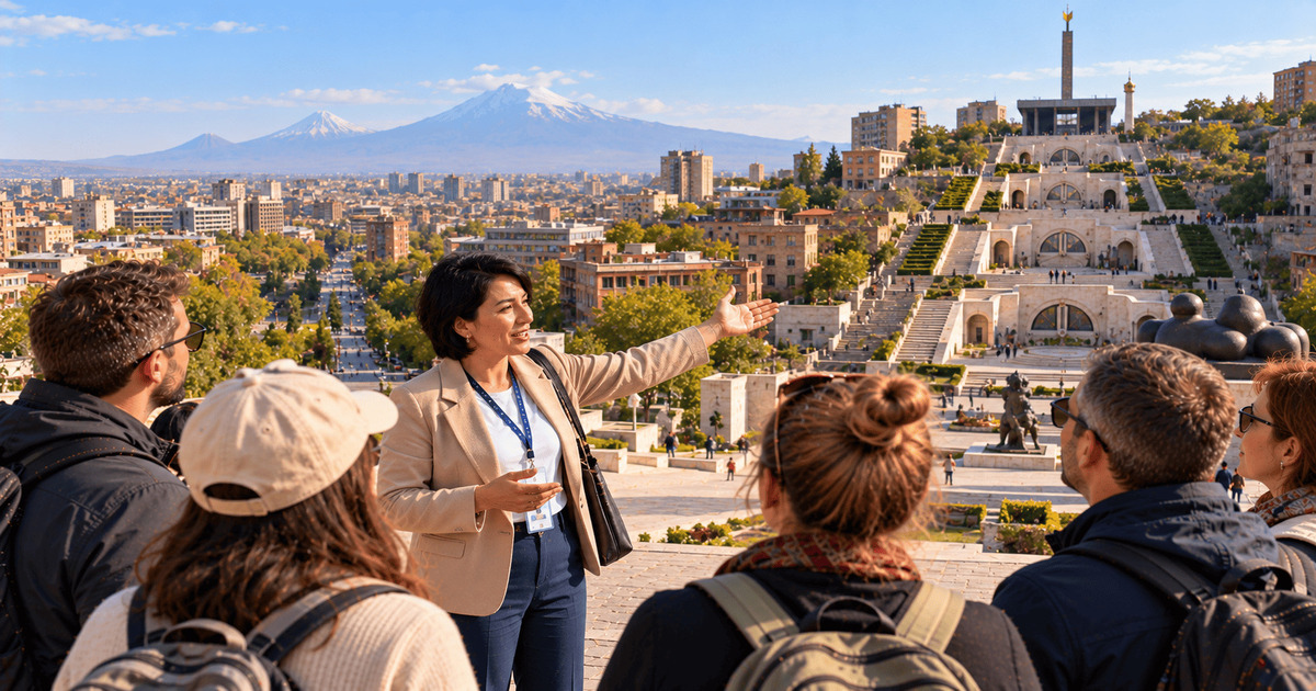 Guide touristique présentant la Cascade d’Erevan à un groupe de visiteurs avec une vue panoramique sur la ville et le mont Ararat en arrière-plan.