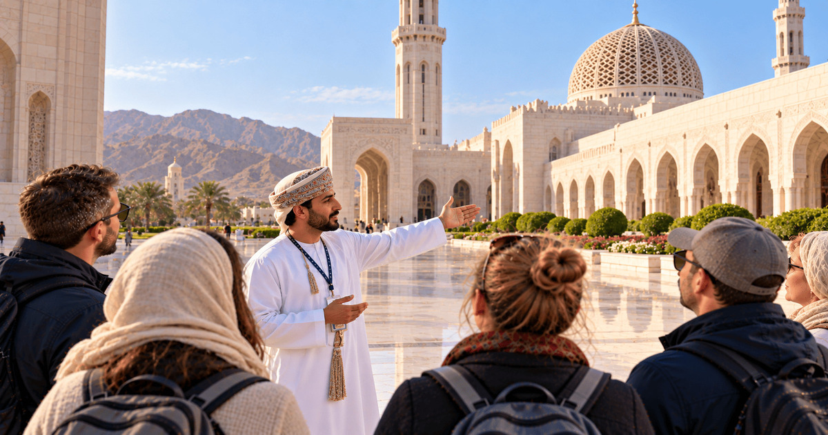 Guide touristique omanais présentant la Grande Mosquée du Sultan Qaboos à un groupe de visiteurs dans sa magnifique cour en marbre.
