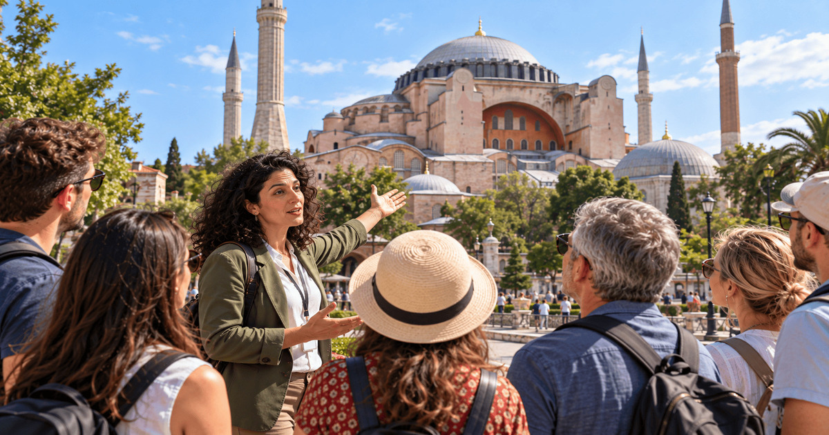 Guide touristique présentant la basilique Sainte-Sophie à un groupe de visiteurs lors d'une visite guidée à Istanbul.