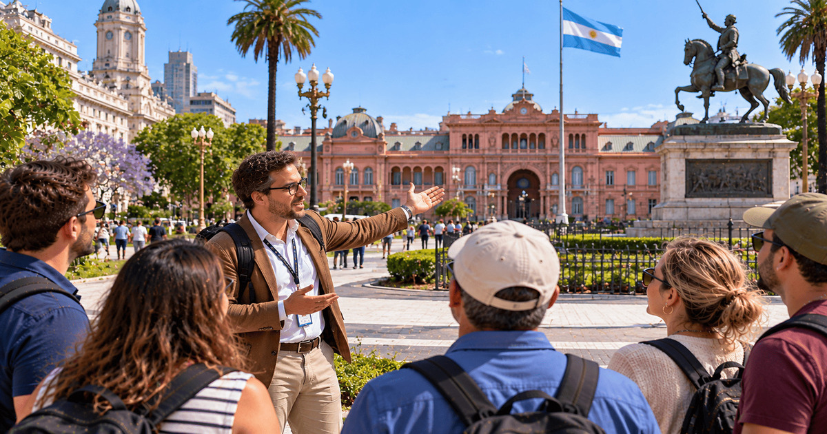 Guide touristique présentant la célèbre Casa Rosada à un groupe de visiteurs sur la Plaza de Mayo, avec la façade rose du palais présidentiel argentin, le monument équestre et les bâtiments historiques du centre de Buenos Aires.