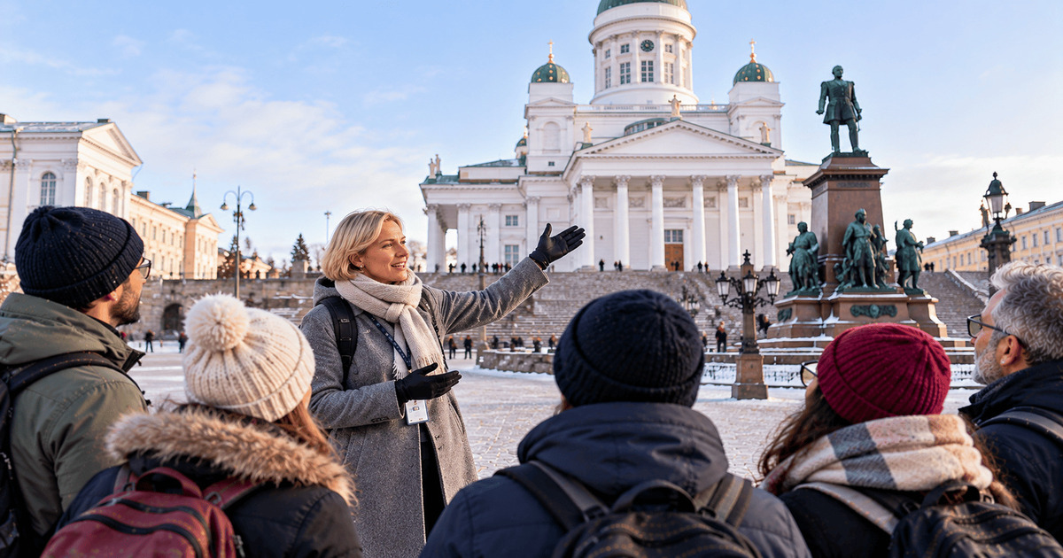 Guide touristique présentant la majestueuse cathédrale d'Helsinki à un groupe de visiteurs sur la place du Sénat, avec son imposante façade blanche, ses dômes verts, ses larges escaliers et les monuments historiques du centre-ville d'Helsinki en Finlande.