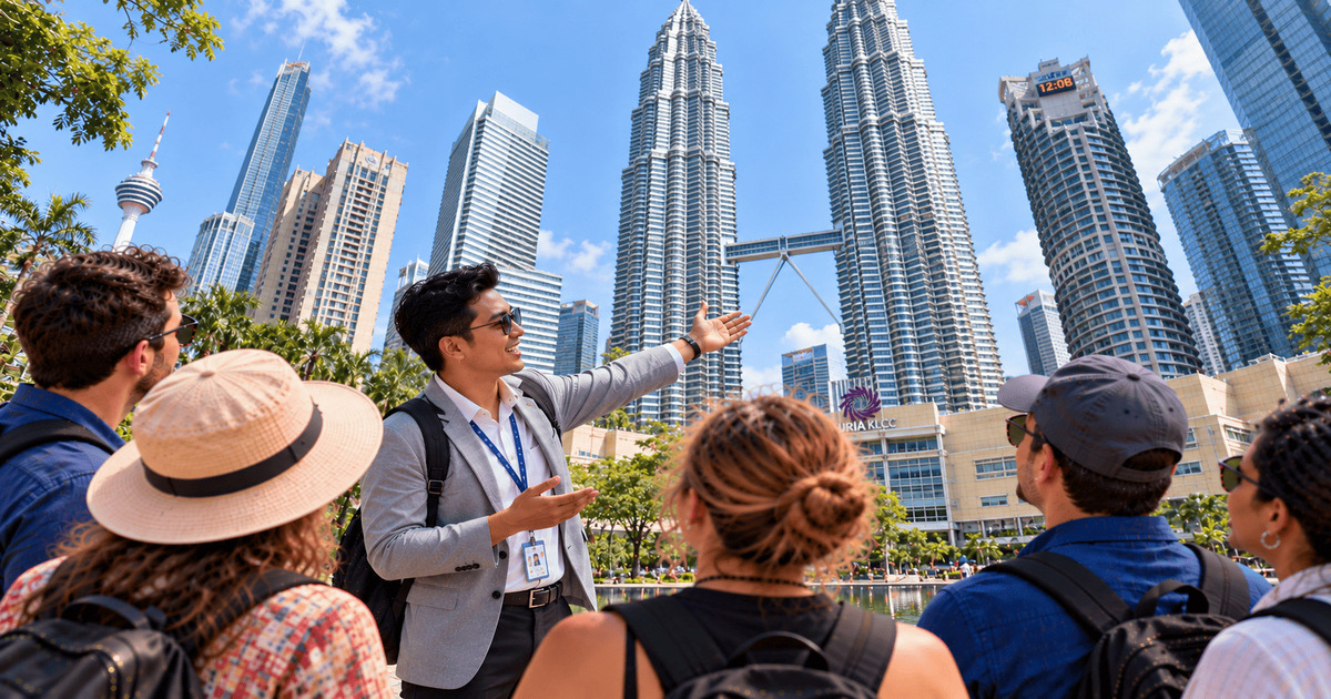 Guide touristique présentant les célèbres tours Petronas à un groupe de visiteurs au cœur de Kuala Lumpur en Malaisie.