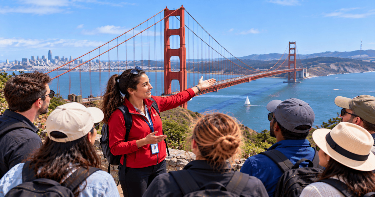 Guide touristique présentant le célèbre Golden Gate Bridge à un groupe de visiteurs depuis un point de vue panoramique à San Francisco.