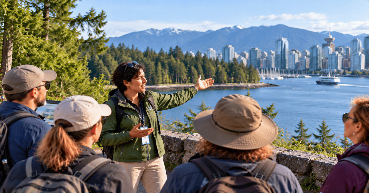 Guide touristique présentant la baie de Vancouver à un groupe de visiteurs avec les montagnes, les espaces boisés et les gratte-ciel de la ville en arrière-plan.