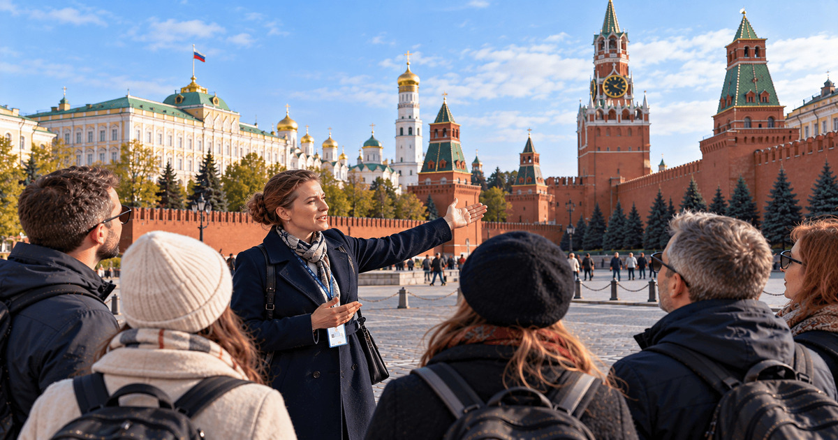 Guide touristique présentant la célèbre place Rouge de Moscou à un groupe de visiteurs, avec les imposantes murailles rouges du Kremlin, la tour Spasskaïa et son horloge emblématique, les dômes dorés des cathédrales et les bâtiments historiques du centre de Moscou en Russie.