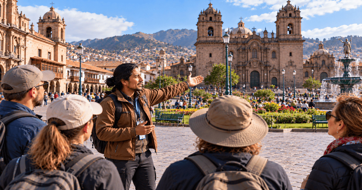 Guide touristique présentant la Plaza de Armas de Cusco à un groupe de visiteurs, avec la cathédrale historique, ses tours imposantes et les montagnes en arrière-plan.